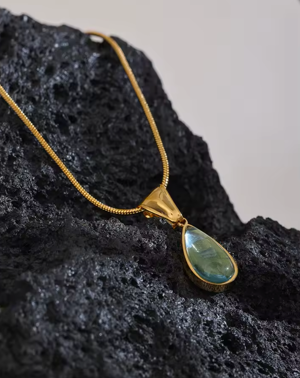 Stylish Green Glass Crystal Water Drop Pendant Necklace
